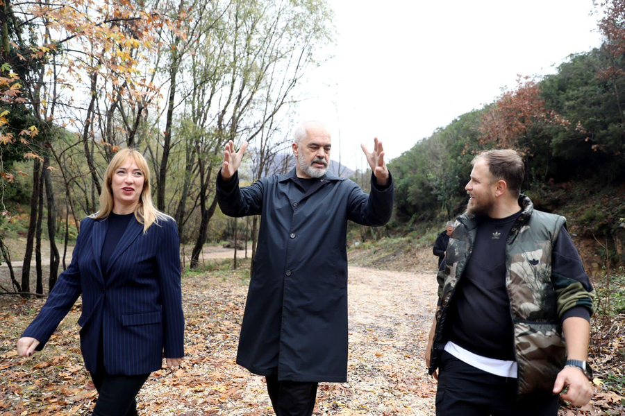  Tokë shtetërore me 1 euro për komshiun në Surrel   Ola Xama akuza të forta Ramës  Pse ndryshuan rregullat për   