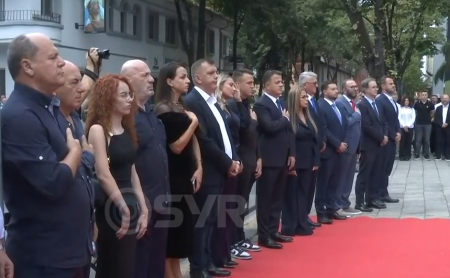 SYRI TV  28 vjet nga rënia e tribunit të demokracisë  familjarë e demokratë homazhe për Azem Hajdarin