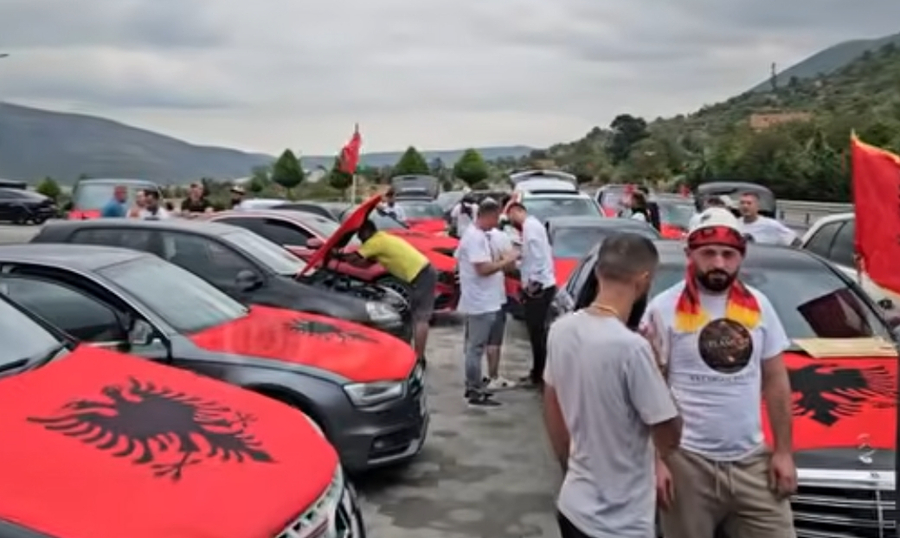 SYRI TV  Diaspora i bashkohet protestës  autokolona u bllokua në Mal të zi  hyri në Shqipëri përmes Kukësit