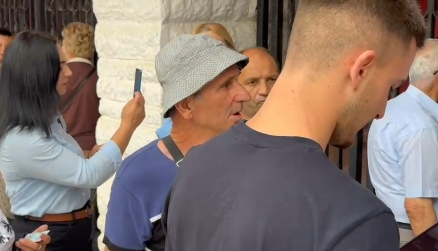 Rama pritet me protesta në Vlorë  qytetari  Doni të na impononi si doni ju  Jo  Vij nga Italia kërkoj të drejtat e mija