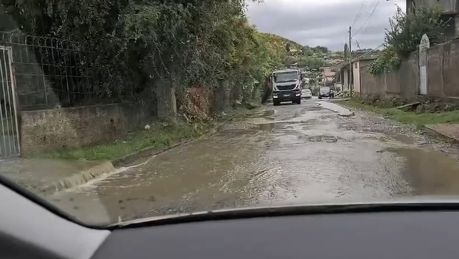 elbasan-cahet-asfalti-ne-afersi-te-ures-se-lumit-shkumbin-nderpritet-perkohesisht-qarkullimi
