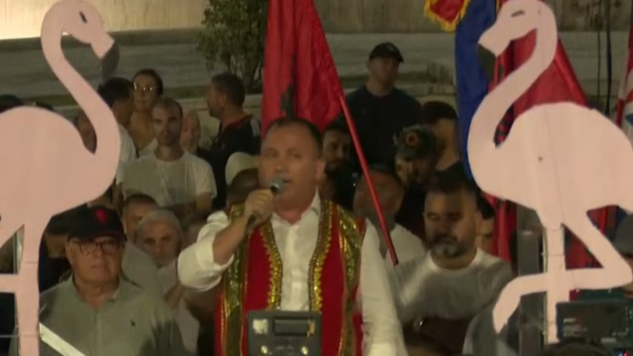 Shqiptari nga Anglia  Rama dha urdhër të mos hyjmë në shesh  Të rrimë këtu derisa ta shporrim nga zyra antishqiptarin