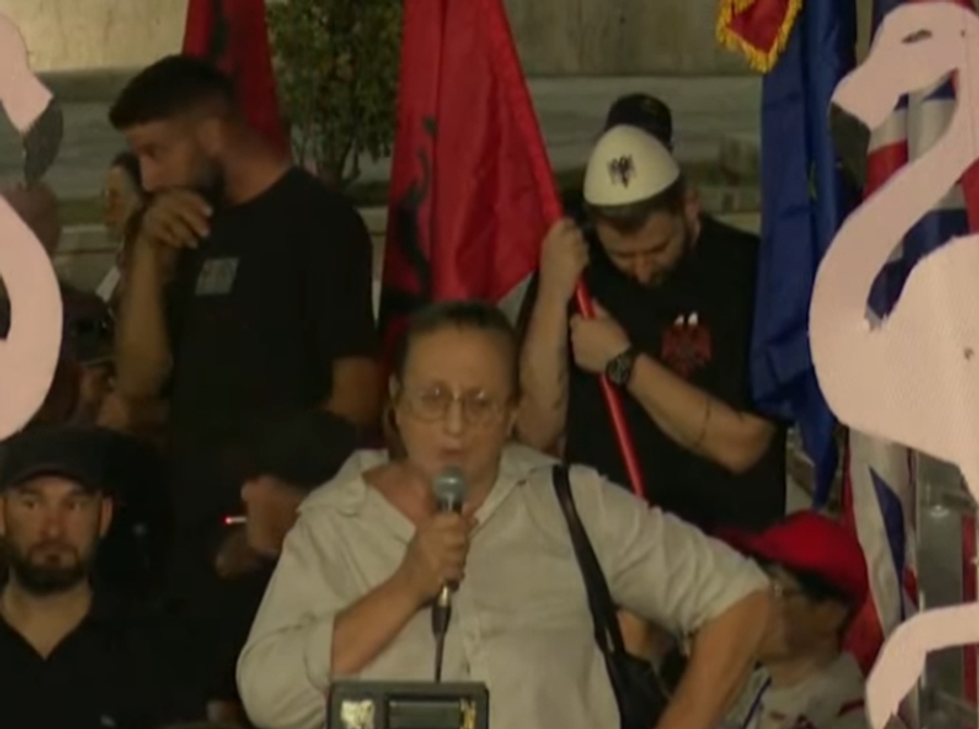  Diktatorët s ikin duhen hequr  Shqiptarja nga Franca  Nuk është normale që presidenti nuk reagon kur rinia është në rrugë
