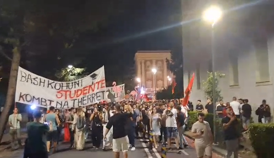Dita e 105 të e protestës  Protestuesit rrethojnë godinën e kryeministrisë  bllokohet dhe Unaza