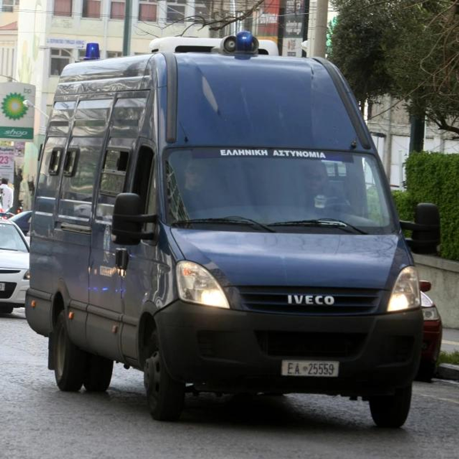 Arratisje si në filma në Greqi, shqiptarët me makina policie nxjerrin 41-vjeçarin nga burgu