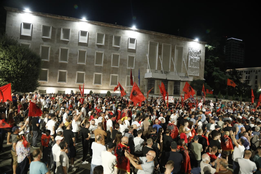  Diaspora nuk ka për tia falur Ramës  Shqiptarët e bashkuar pushteti i tmerruar  Dita e 105 e protestës në foto