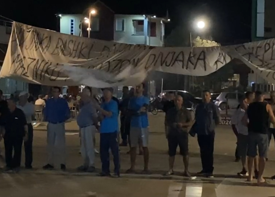  Divjaka e qytetarëve  jo e tradhëtarëve    Sot dita e 44 t e protestës kundër bashkimit me Lushnjën
