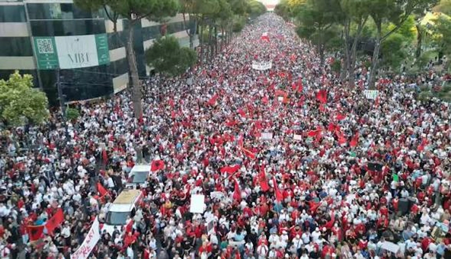 protesta-e-105-te-shqiptaret-brenda-dhe-jashte-vendit-ne-shesh-diaspora-i-bashkohet-qendreses-kunder-rames