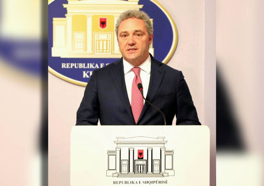 yllka-sheta-e-aferme-e-linda-rames-spahia-ministrja-s-e-mohoi-denoncimin-parate-ne-shendetesi-i-kontrollon-rama