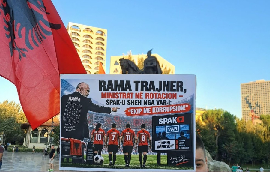 Pankartat në protestën e 106-të: Rama trajner, ministrat në rotacion, SPAK-u sheh nga VAR-i