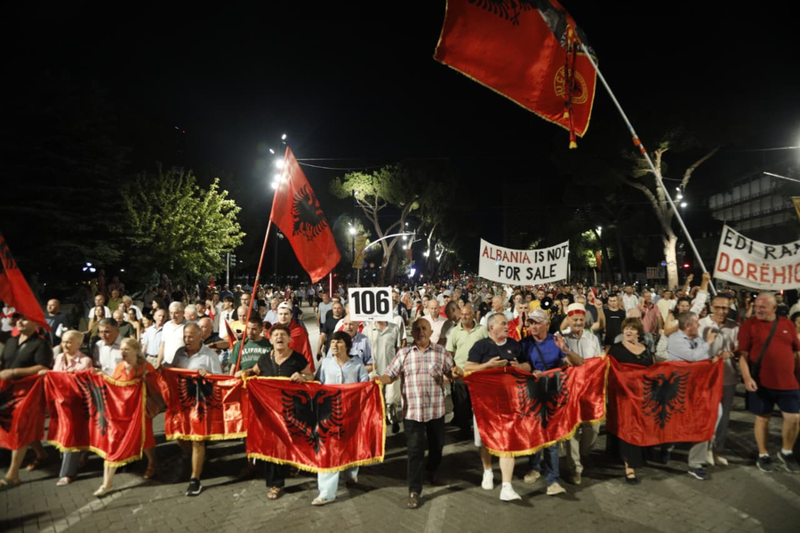 VIDEO  Dita e 106 e protestës qytetarët marshojnë në Tiranë  Shqipëria kërkon revolucion