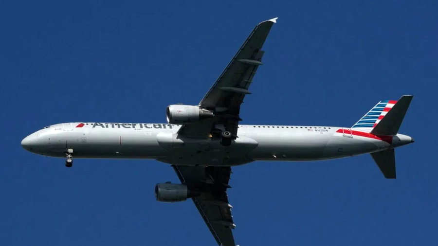 Panik në fluturimin e American Airlines  pasagjerja zhvishet dhe kryen veprime të pahijshme para pasagjerëve