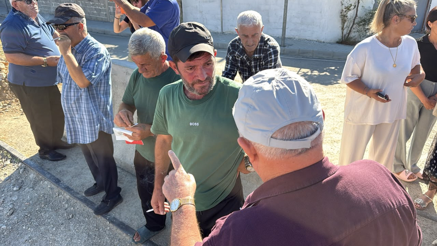 Protestë kundër bllokimit të rrugës 200 vjeçare  Banorët  Duan t na marrin jetën  Kalaja  Fushë Kruja ndahet përgjysmë