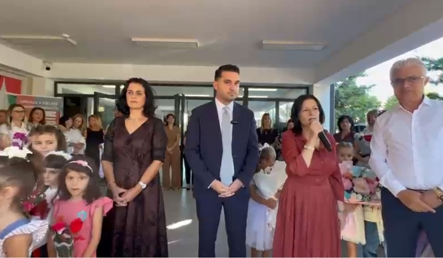 Dita e parë e shkollës në Kavajë, kryebashkiaku Fisnik Qosja mesazh urimi për të gjithë nxënësit