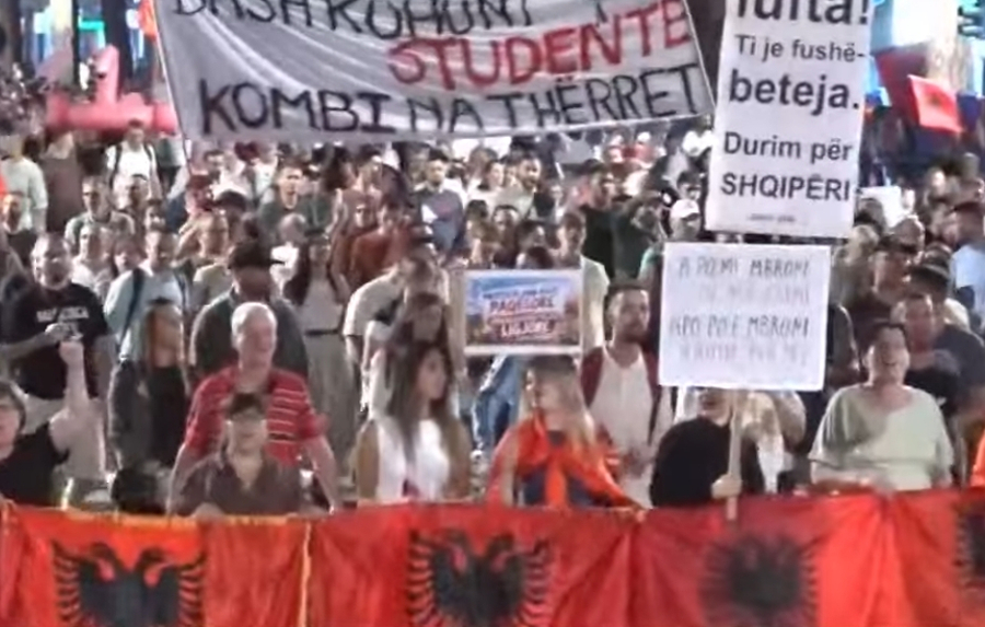  Rama jepe dorëheqjen    Përfundojnë fjalimet  protestuesit rinisin marshimin