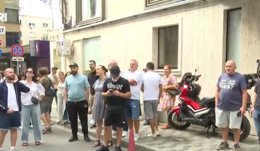 lini-veliajn-ne-qeli-protestuesi-para-gjykates-se-larte-ne-tirane-parate-u-pastruan-permes-ndertimit-me-bekimin-e-tij