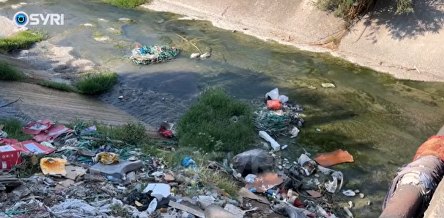 SYRI TV  Elbasan  mbetjet urbane ngecin në urë  përroi i Zaranikës shqetësim për banorët
