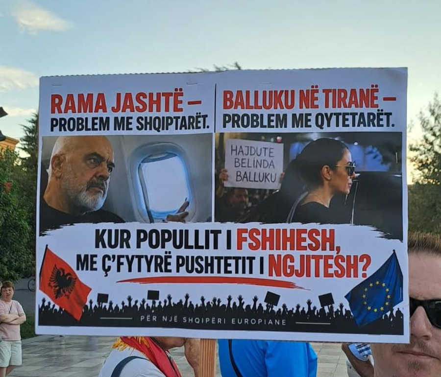 FOTO/ ‘Na bllokon online, na gjen në shesh!’, pankartat me mesazhe të forta për Ramën