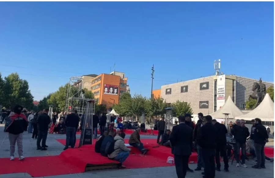 FOTO  Shqiptarët në Hagë e Kosovë  presin në sheshe verdiktin  Djali i Thaçit dhe gruaja e Selimit hyjnë në Gjykatë