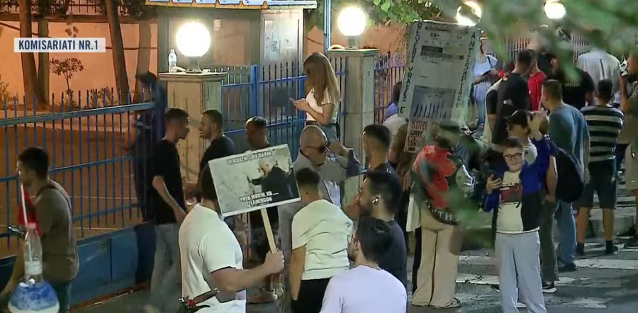 Mbyllet marshimi i protestës së 110 të  Protestuesit vijojnë të qëndrojnë te Komisariati nr  1