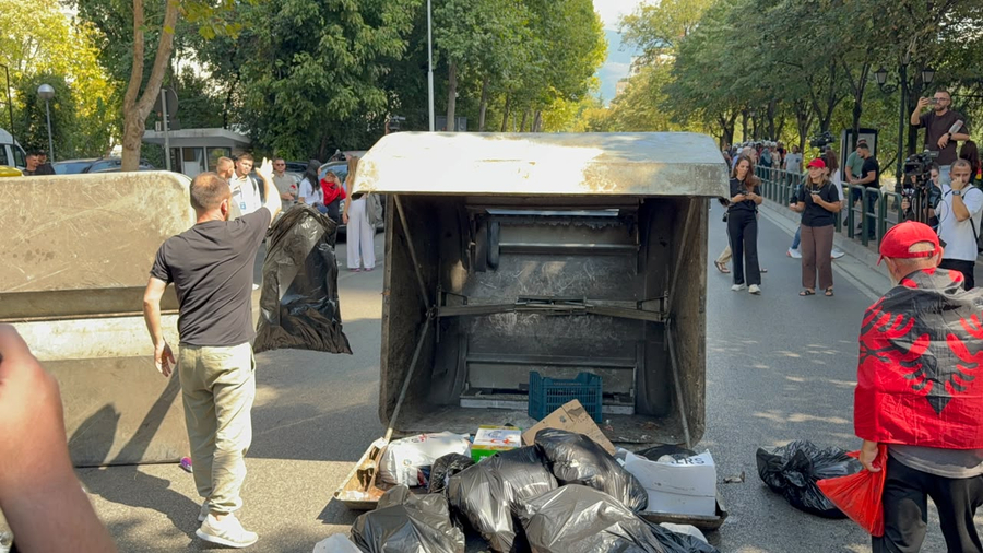 VIDEO  Protestuesit përmbysin kazanët e mbeturinave  narko policia u sulet qytetarëve