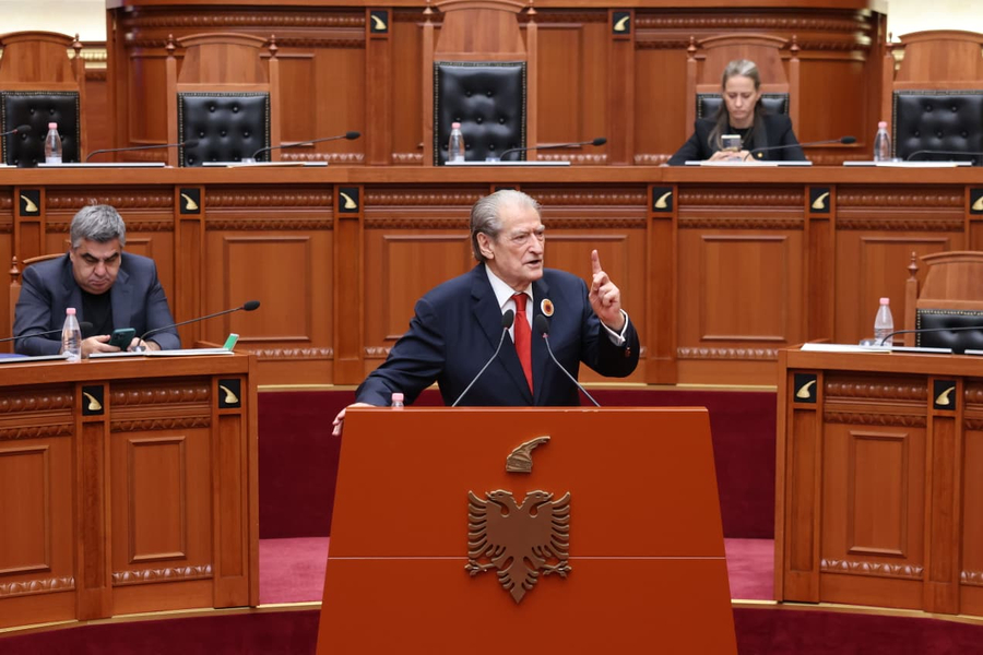 berisha-ministres-se-shendetesise-shko-e-pi-kafe-me-karcanajn-te-mbledhesh-mendjen-jep-doreheqjen-ke-futur-linden-e-surrelit-aty
