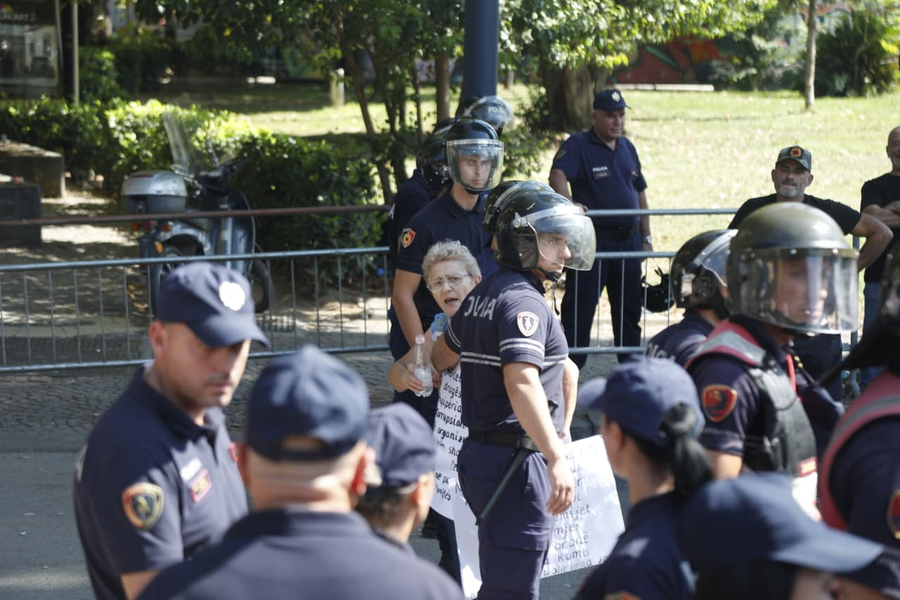Protesta te Kuvendi/ Narko-policia arrestoi me dhunë 11 protestues