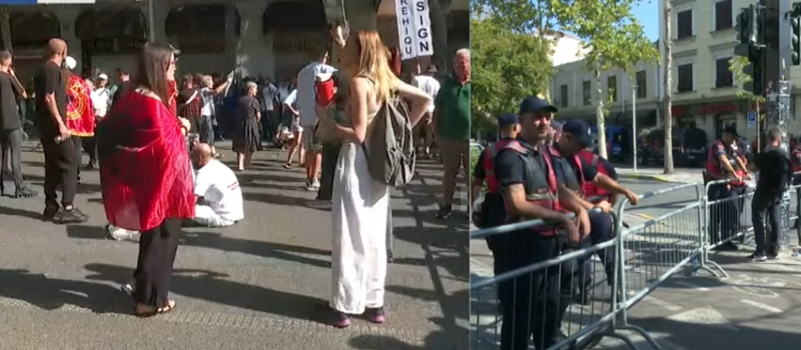  Ramoviç o tradhëtar jep dorëheqjen sa më parë   Protesta para parlamentit  policia blindon godinën me barriera metalike