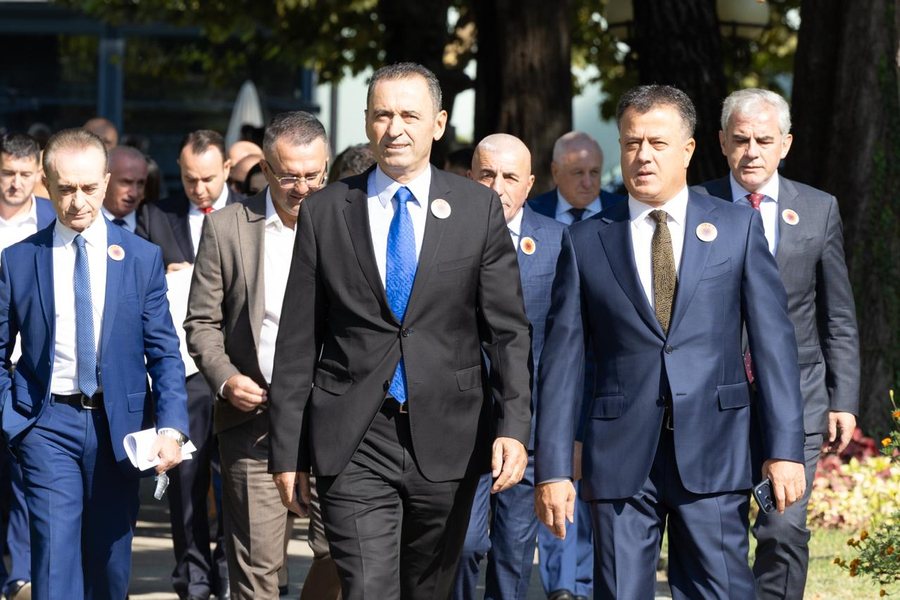 Pas vendimit të Gjykatës së Hagës  deputetë të PD së me simbolet e UÇK së në Parlament