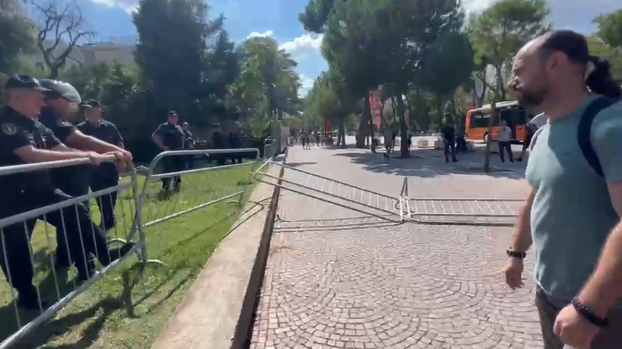  Polici e krimit   Protestuesit heqin gardhin metalik  shtohen tensionet  Mos e mbroni Ramën