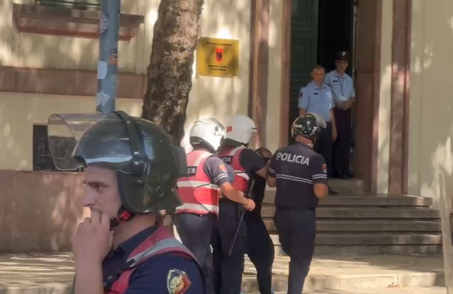 VIDEOLAJM  Protesta te Kuvendi  Narko policia nis shoqërimet e dhunshme të qytetarëve