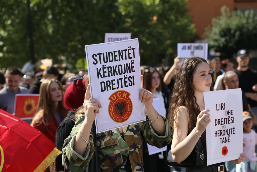 Protesta në Prishtinë  Studentët kërkojnë drejtësi për ish krerët e UÇK së