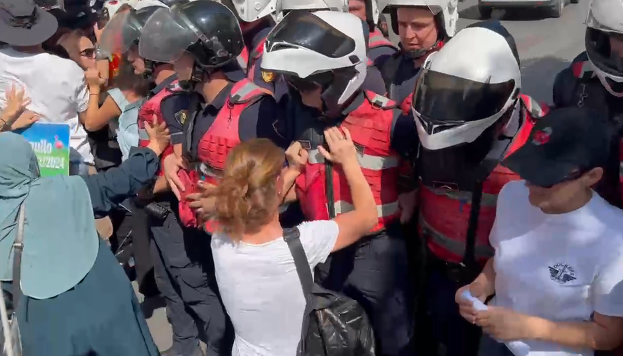  Arrestoni Ramën   Nisin përplasjet para Kuvendit  qytetarët  Do përgjigjeni para ligjit për dhunën