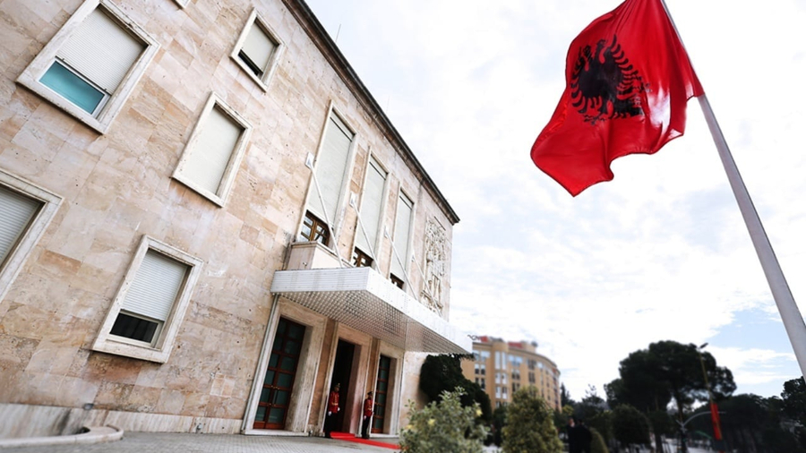 U votua gjatë natës dhe u dekretua në mëngjes nga presidenti  botohet në Fletoren Zyrtare formula e pagave të magjistratëve