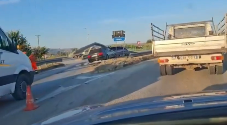 Makina përplaset me barrierat në aksin Elbasan Peqin  plagoset një grua dhe një fëmijë