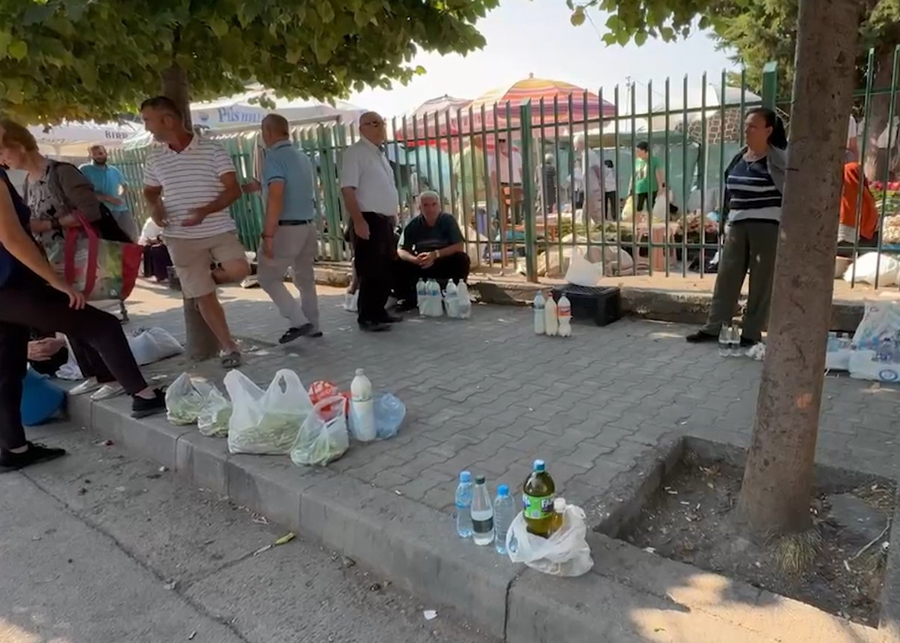 Pa treg fruta-perimesh/ Tregtarët ambulantë ngrihen në protestë: Bashkia dhe PS e premtuan, tani s’përgjigjen