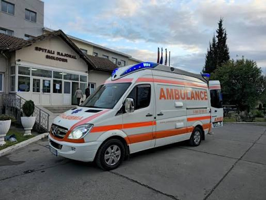 25 vjeçari rrëshqet aksidentalisht në lokal  niset me helikopter drejt Traumës