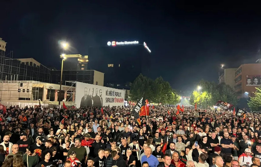 ‘Jo në emrin tim’, mijëra qytetarë në natën e tretë rresht kundërshtojnë vendimin e Hagës