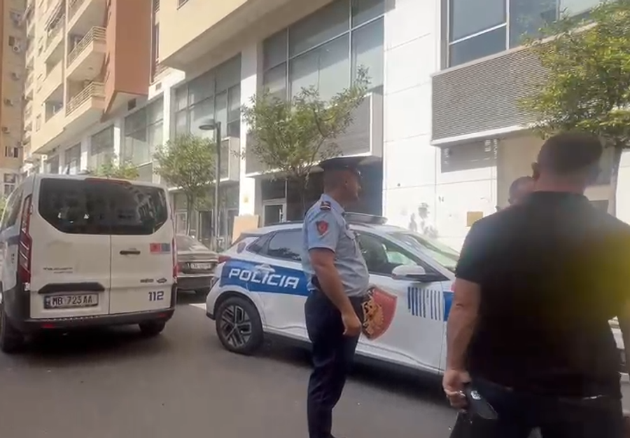 Pamjet nga vendngjarja   Krimi në familje në Tiranë  Qëlloi me thikë gruan shpallet në kërkim autori