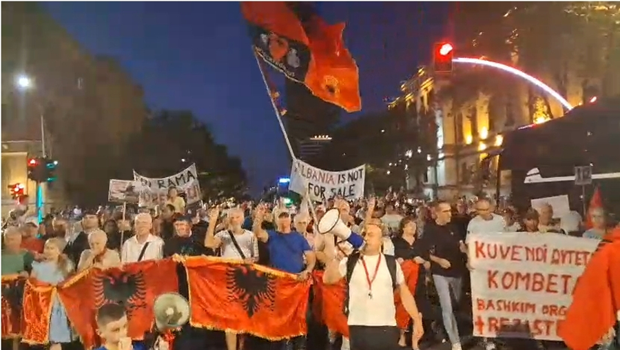 Protesta në ditën e 112 të  Rama jepe dorëheqjen  Ju vidhni në spitale  ju vidhni në pensione   