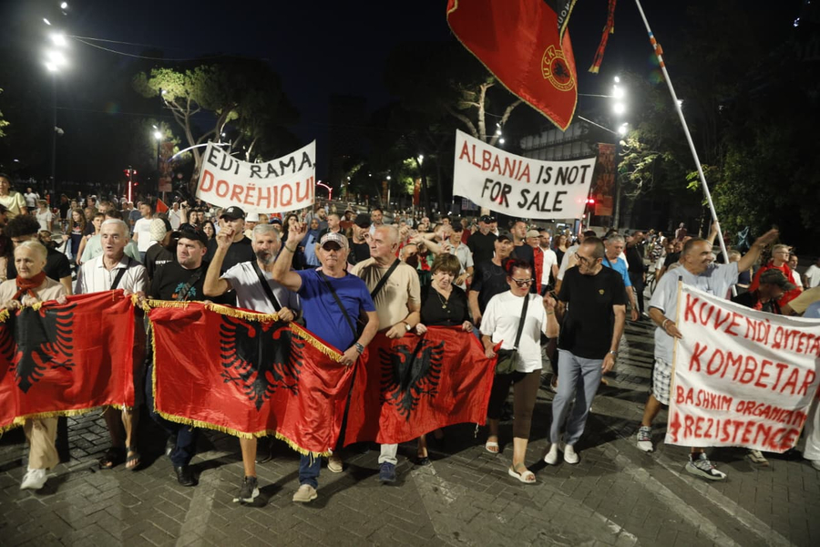 Mbyllen fjalimet te Kryeministria  protestuesit nisin marshimin në rrugët e Tiranës
