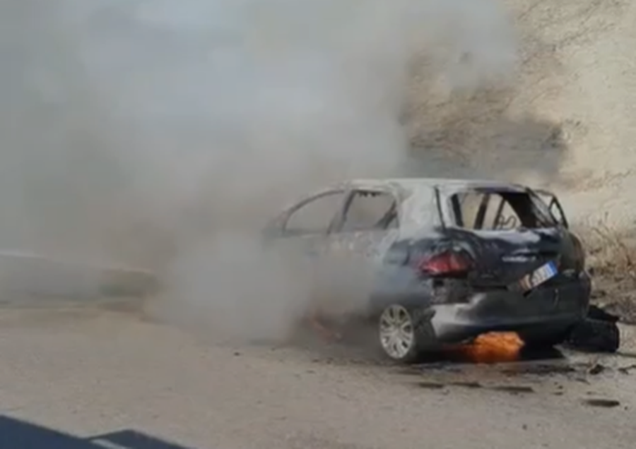 VIDEO  Digjet plotësisht  Toyota  në aksin Gjirokastër Tepelenë