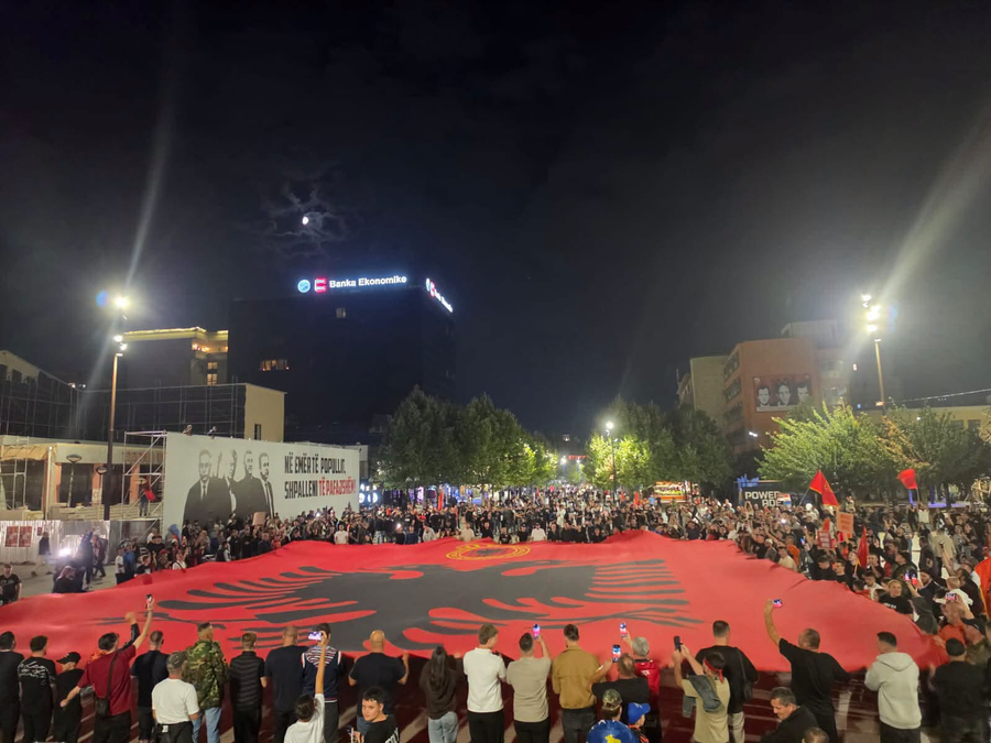 Flamuri gjigant kuqezi shpaloset në protestën në Prishtinë për ish krerët e UÇK së