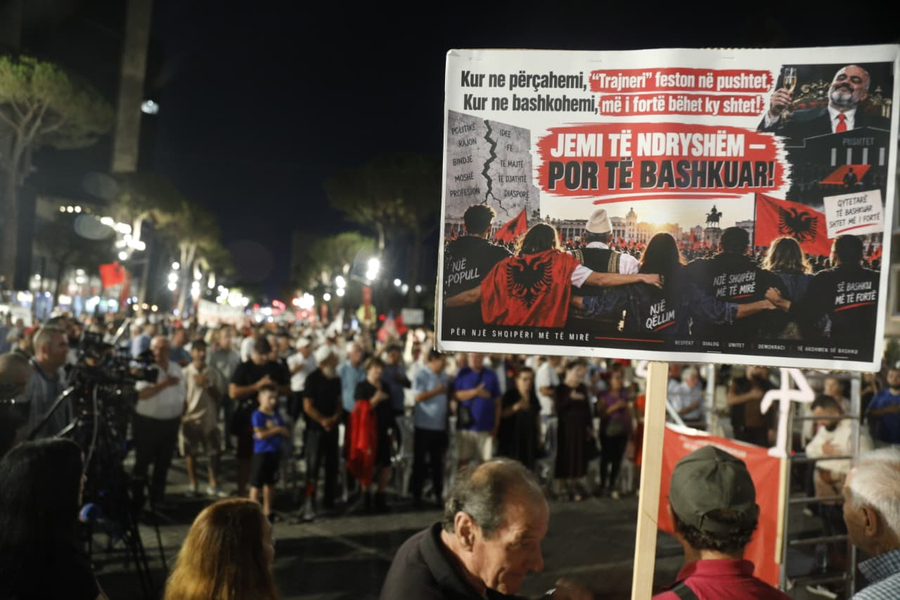 FOTO  Protesta  dita e 113 të  pankartat  Kur ne përçahemi   trajneri  feston në pushtet
