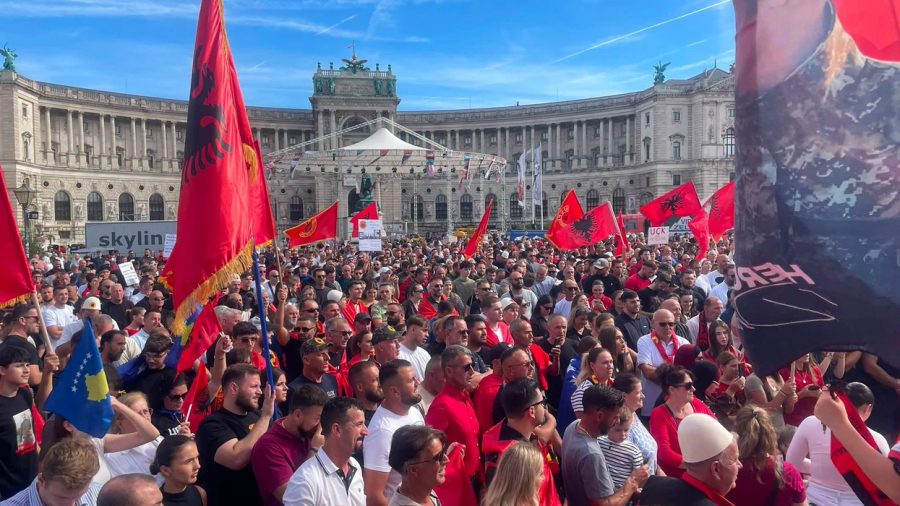 VIDEO FOTO  Diaspora shqiptare protesta në Vjenë kundër vendimit ndaj ish krerëve të UÇK së  Liri për çlirimtarët