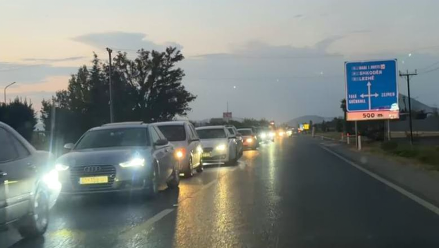 Trafik i rënduar në aksin Lezhë Milot  qytetarët prej disa orësh të  bllokuar 