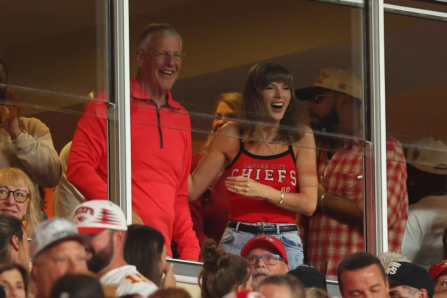 video-taylor-swift-shfaqet-serish-ne-stadium-kete-here-per-bashkeshortin-travis-kelce-gjesti-i-saj-pas-touchdown-it-behet-viral