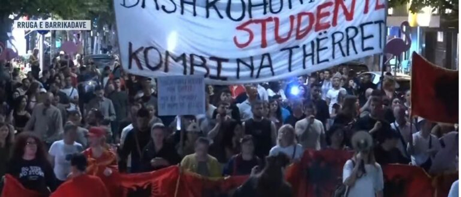 Protestuesit mbyllin tubimin e 114  Nesër më shumë 