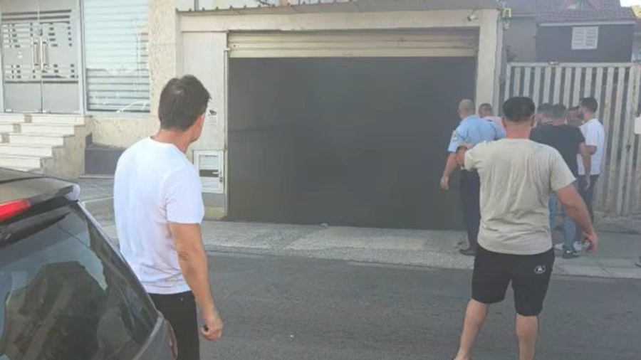 Zjarr pranë një pallati në Lushnje  tymi depërton në garazh  panik te banorët