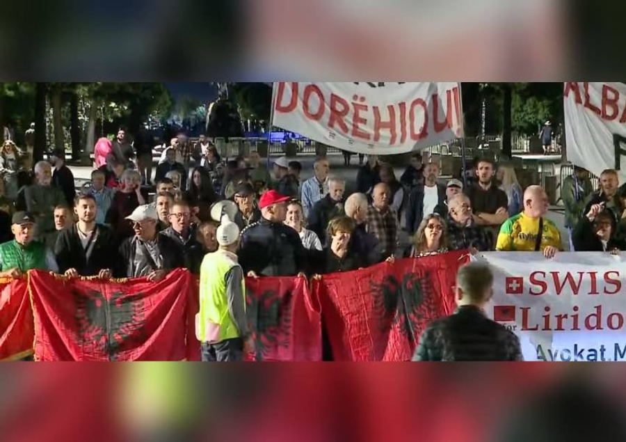 ‘Rama jepe dorëheqjen’! Qytetarët nisin marshimin drejt Kryeministrisë në protestën e 117-të